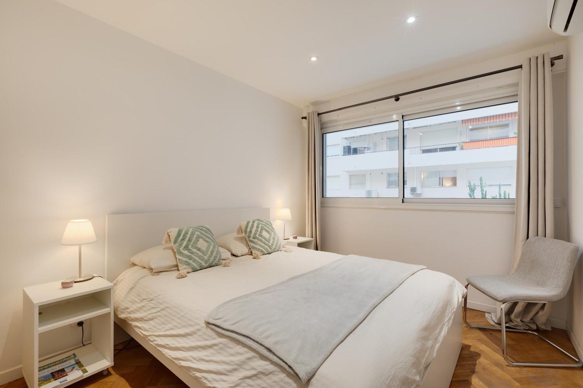 Newly Renovated Charming Downtown Apartment อองทีบส์ ภายนอก รูปภาพ