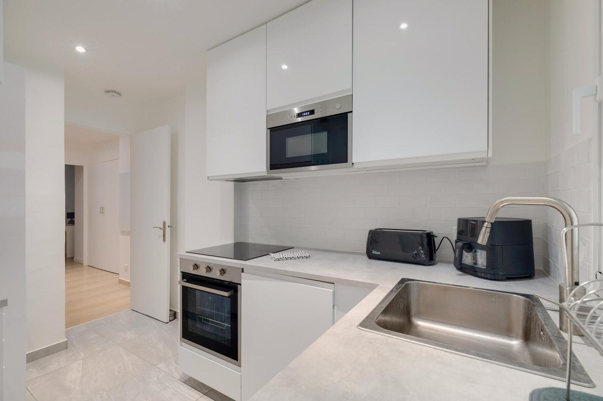 Newly Renovated Charming Downtown Apartment อองทีบส์ ภายนอก รูปภาพ
