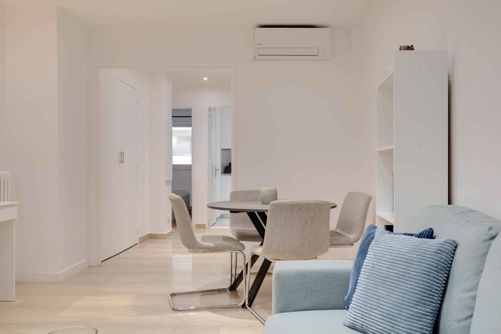 Newly Renovated Charming Downtown Apartment อองทีบส์ ภายนอก รูปภาพ