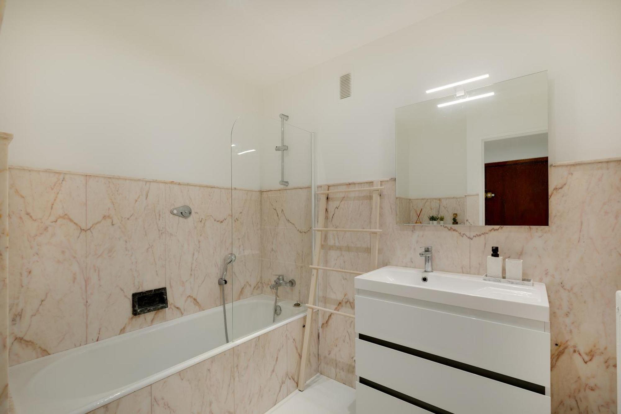 Newly Renovated Charming Downtown Apartment อองทีบส์ ภายนอก รูปภาพ