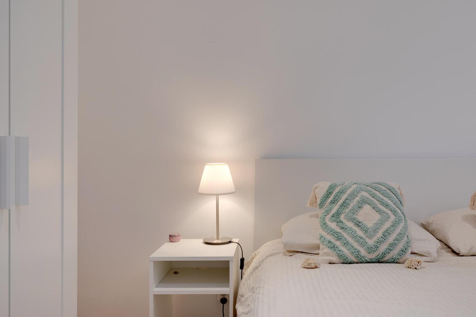 Newly Renovated Charming Downtown Apartment อองทีบส์ ภายนอก รูปภาพ