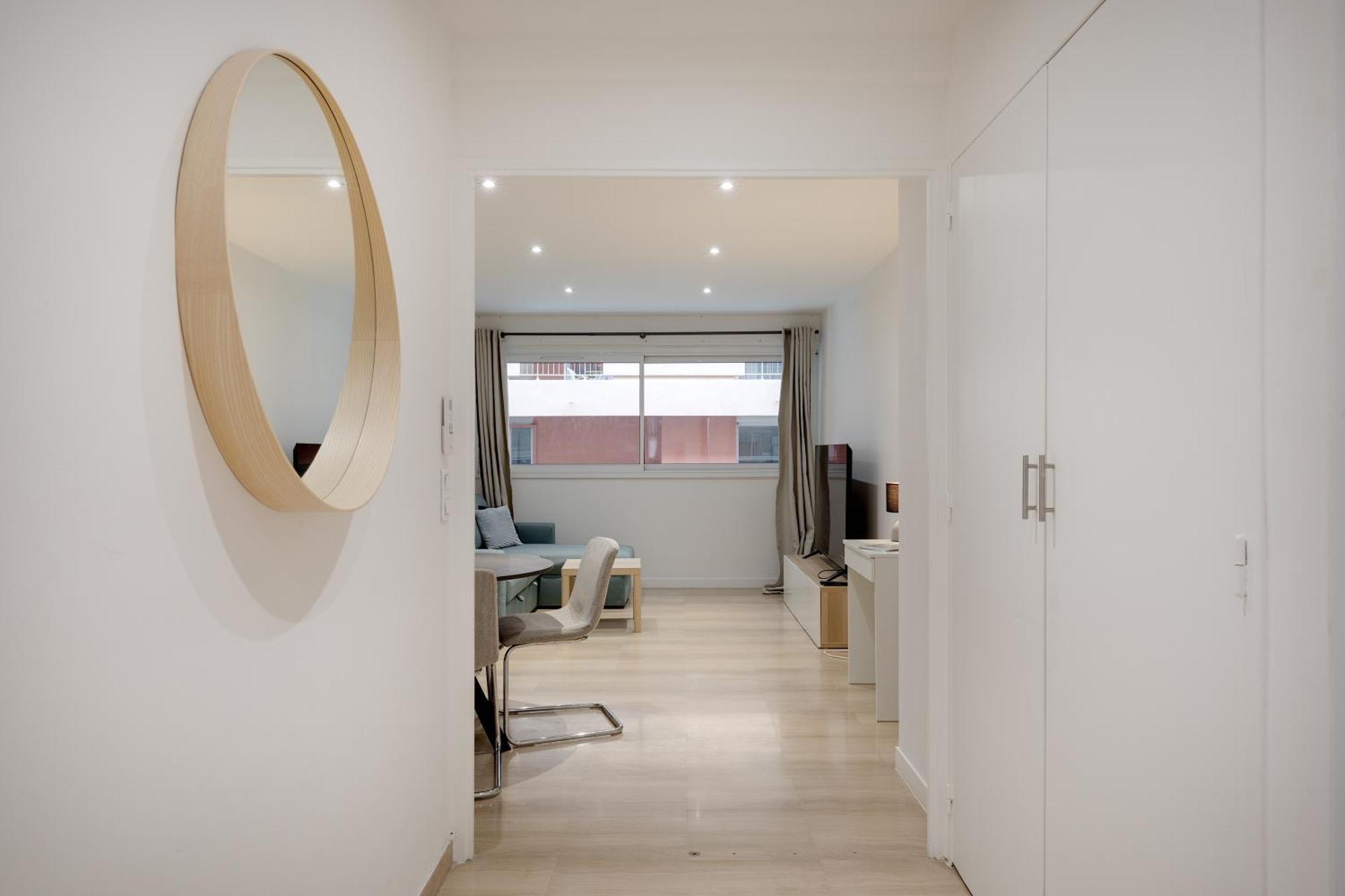 Newly Renovated Charming Downtown Apartment อองทีบส์ ภายนอก รูปภาพ